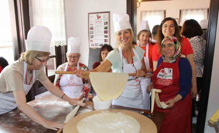 Avrupalı akademisyenler hamur açıp mantı yaptı