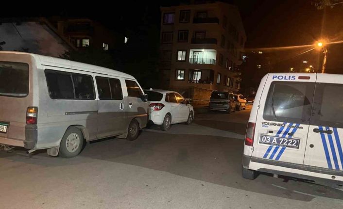 Ayakkabı çekeceğini silah yapıp birbirlerine saldırdılar