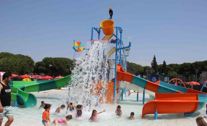 Aydınlı çocuklar Büyükşehir Belediyesi’nin aquaparkı ile serinliyor