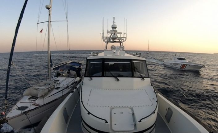 Ayvacık açıklarında rotası İtalya olan yelkenli teknede 57 kaçak göçmen yakalandı