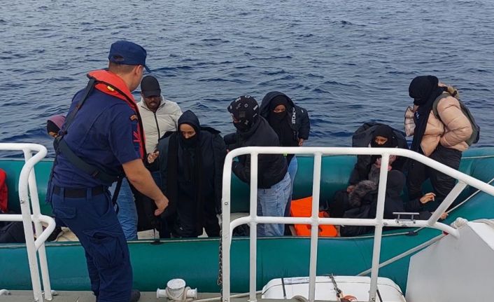 Ayvalık açıklarında 12 düzensiz göçmen kurtarıldı