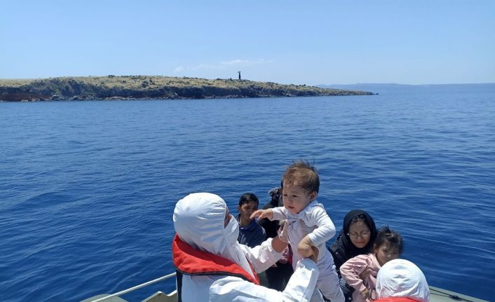 Ayvalık’ta düzenlenen iki operasyonda 35 düzensiz göçmen yakalandı, 29 düzensiz göçmen kurtarıldı