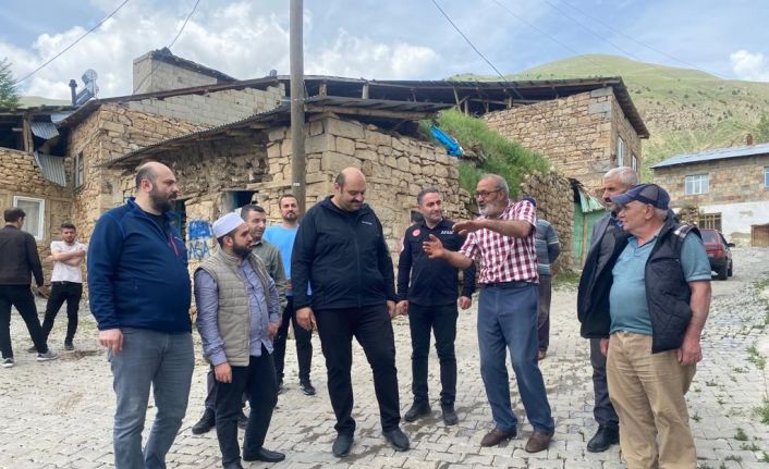 Aziziye Kaymakamı ve Belediye Başkanı depremin merkez üssüne gitti