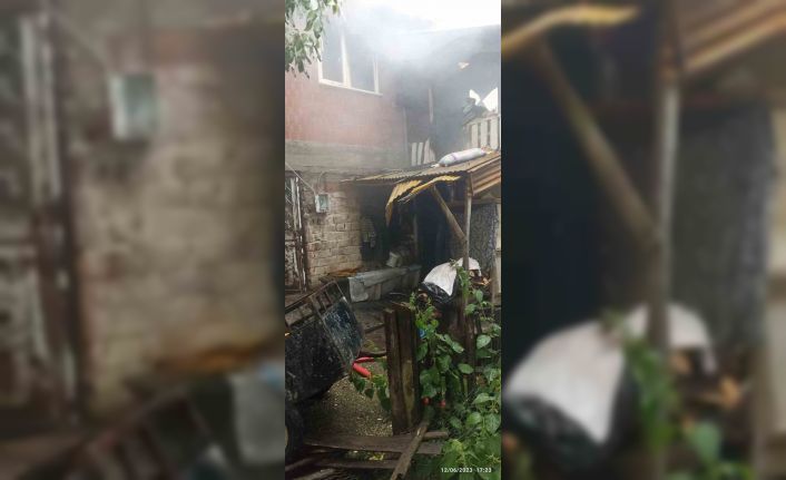 Bacada yakılan gazete yangına sebep oldu