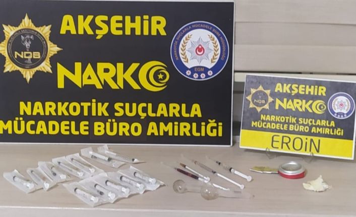 Bahçe arasında uyuşturucu kullanırken polise yakalandılar