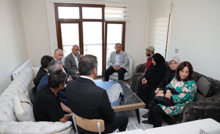 Bakan Özhaseki, Kahramanmaraş depreminde 3 çocuğunu kaybeden Demirel Ailesi’ni ziyaret etti