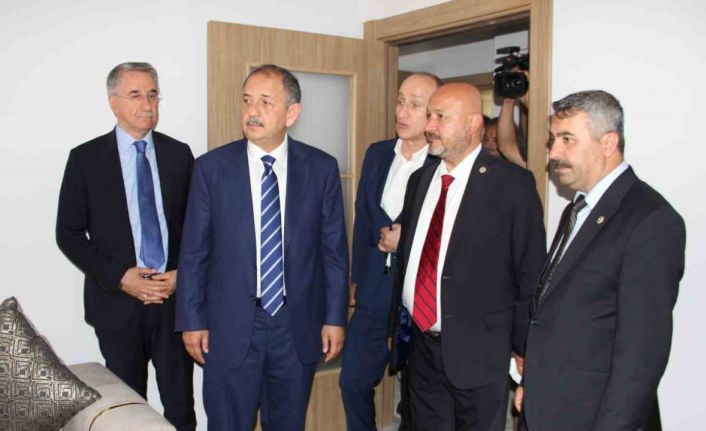 Bakan Özhaseki, örnek daireyi ve inşaatları inceledi