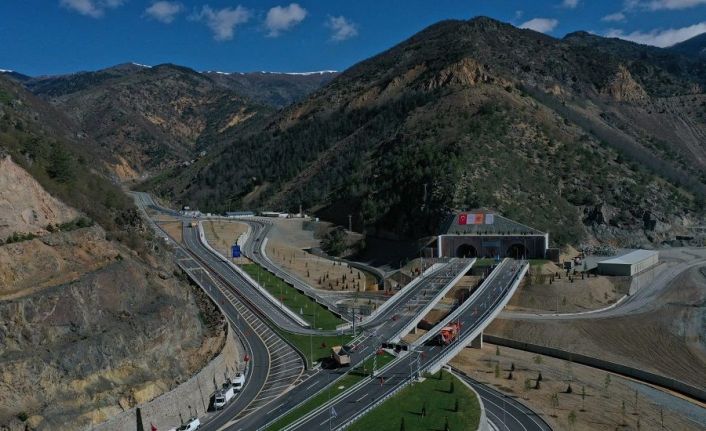 Bakan Uraloğlu: “Yeni Zigana Tüneli’nden 1.5 ayda 251 bin araç geçti”