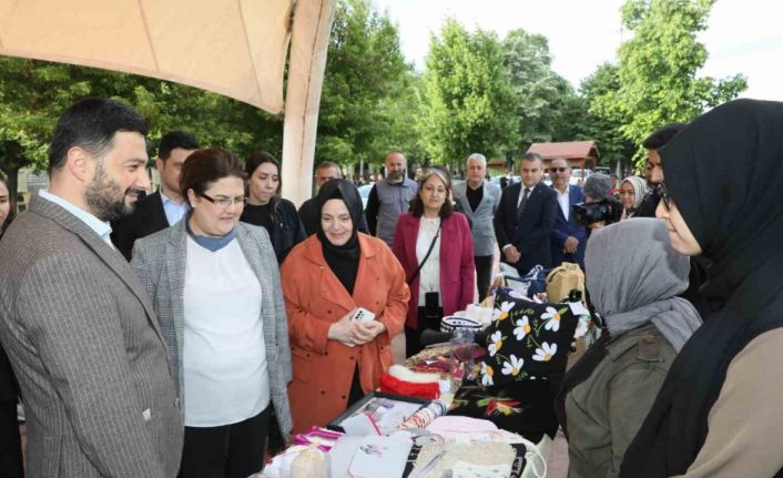 Bakan Yanık Kağıthaneli üreten kadınlarla bir araya geldi