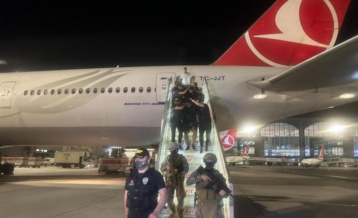 Bakan Yerlikaya duyurdu: Kırmızı bültenle aranan yabancı uyruklu 2 suç örgütü üyesi İstanbul’da yakalandı