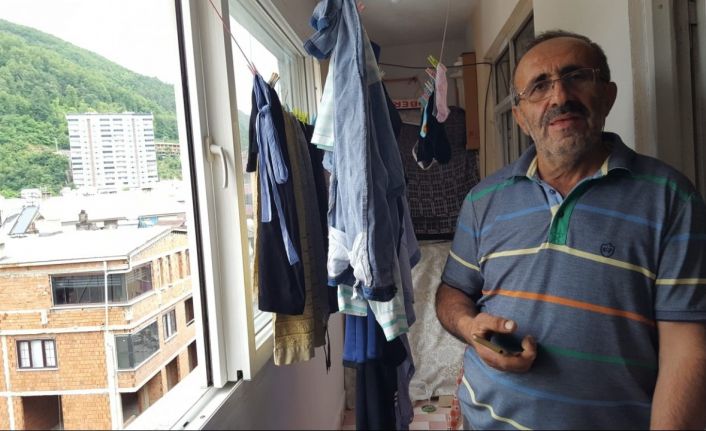 Balkonda çamaşır asarken sara krizine tutularak asılı kalan genç kızın babası yaşananları anlattı