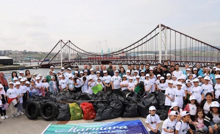 Bandırma sahilinde 1 saatte 780 kilo atık madde toplandı