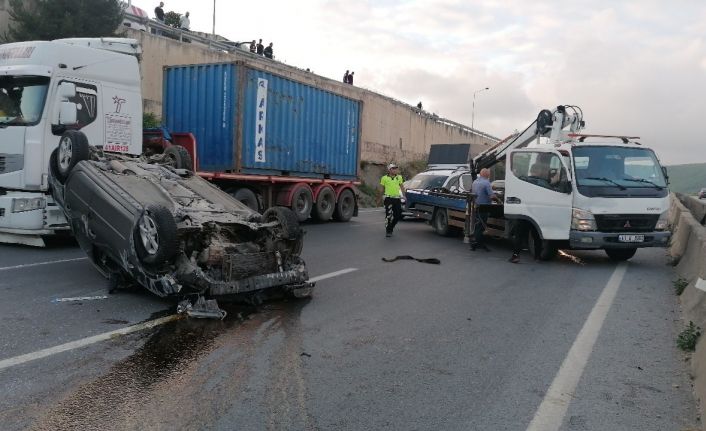 Bariyere çarpıp takla atan otomobil karşı şeride geçti: Sürücünün burnu bile kanamadı