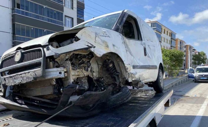 Bariyerlere çarpan hafif ticari araç yan yattı: 1 yaralı