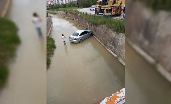 Bariyerleri aşan otomobil dereye uçtu