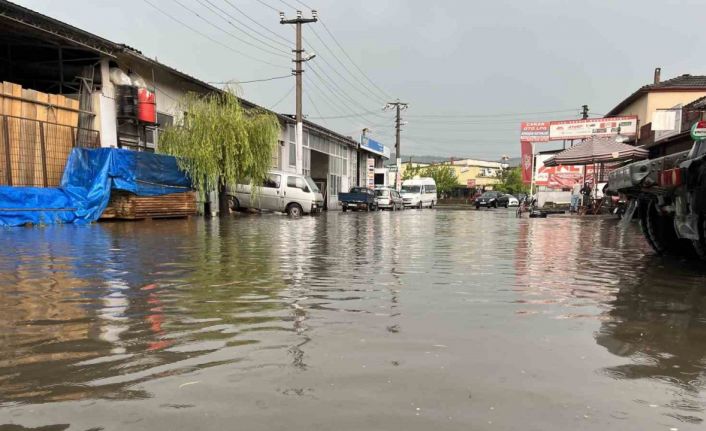 Bartın’da etkili sağanak sonrası yollar göle döndü