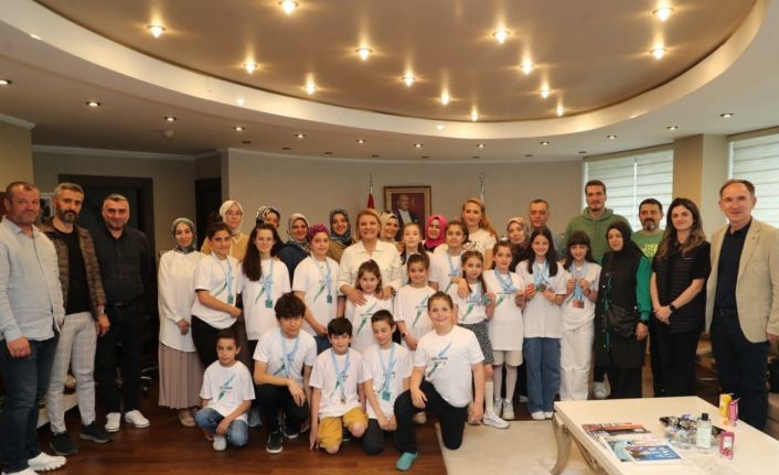 Başkan Hürriyet, İzmitlileri gururlandıran minik yüzücüleri ağırladı