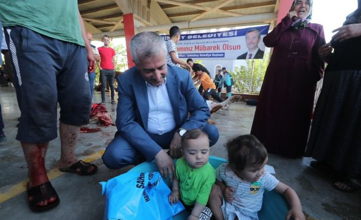 Başkan Tahmazoğlu kurban kesim alanlarını gezdi