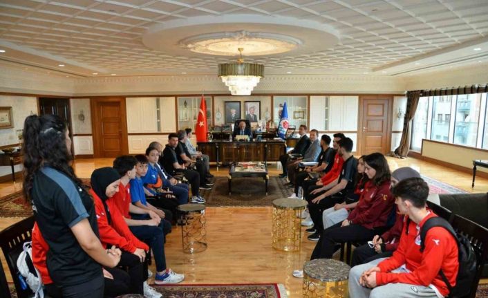 Başkan Zorluoğlu, şampiyon sporcuları ağırladı