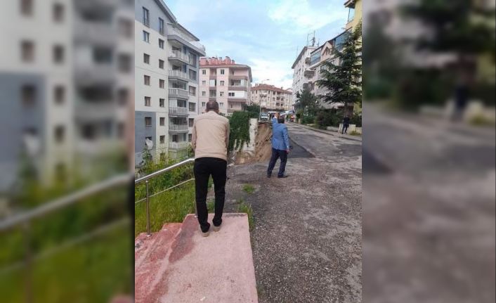 Başkentte sağanak nedeniyle yeni onarılan yol çöktü