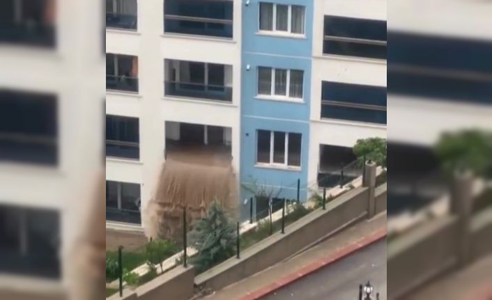 Başkent’te su basan dairenin eşyaları dışarı taştı