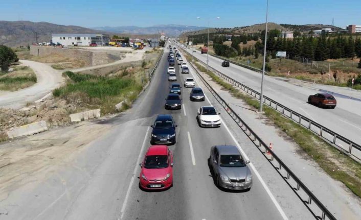 Bayram tatili için yollara akın ettiler: 43 ilin geçiş güzergahında trafik yoğunlaştı