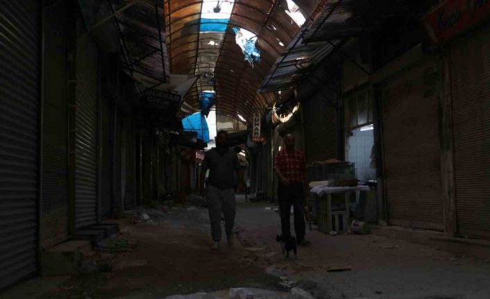 Bayramlarda cıvıl cıvıl olan enkaz kent, iş makinesi seslerinin susmasıyla sessizliğe büründü