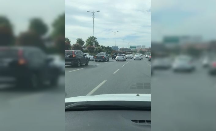 Bayrampaşa’da tepki çeken anlar: Düğün konvoyu 4 şeritli yolu kapatıp, trafiği yavaşlattı