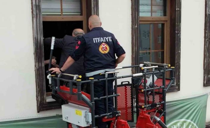 Belediye başkanı törende belediye binasına 2. katın penceresinden girdi