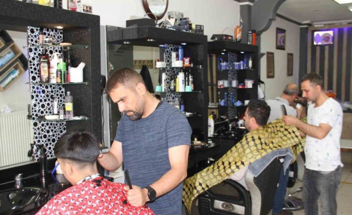 Berberlerin Kurban Bayramı mesaisi: Randevusuz müşteri kabul etmiyorlar