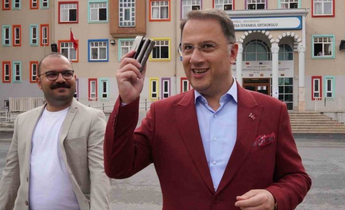 Beylikdüzü Belediye Başkanı Çalık sınava saniyeler kala bir öğrencinin yardımına koştu