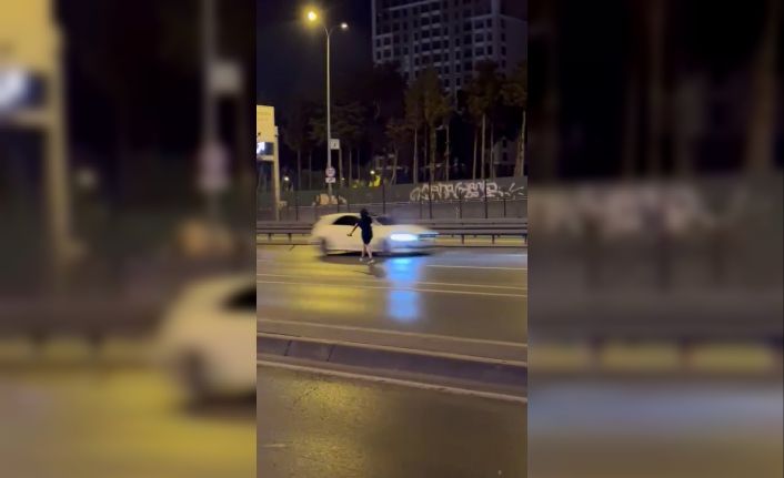 Beylikdüzü’nde E-5’in ortasında canını hiçe sayarak yürüyen kadın kamerada