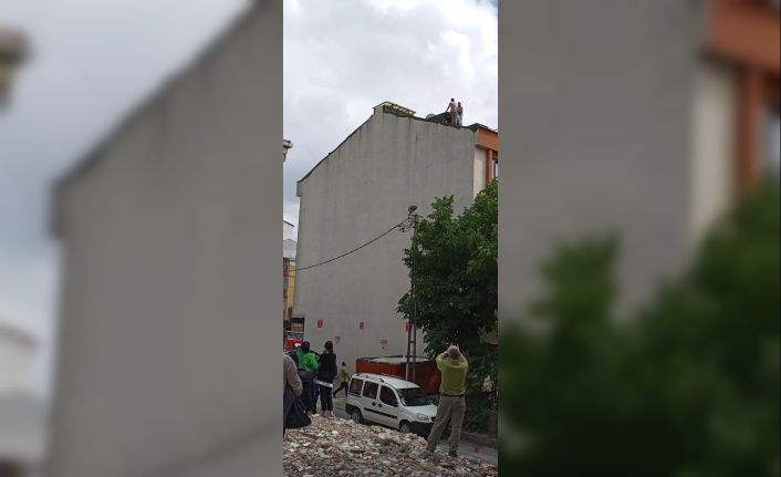 Binadan atlamaya çalışan adamı döverek indirdi
