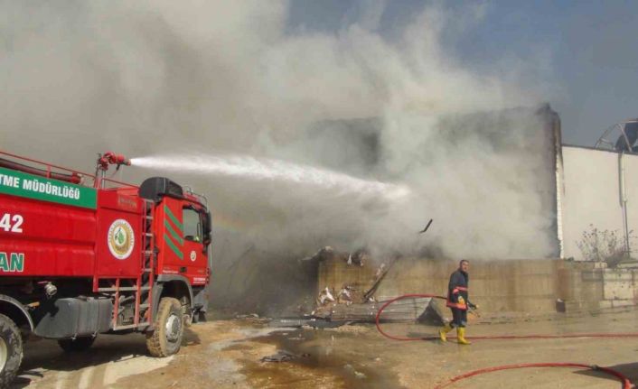 Bir kıvılcım, 30 kişinin çalıştığı fabrikayı küle çevirdi