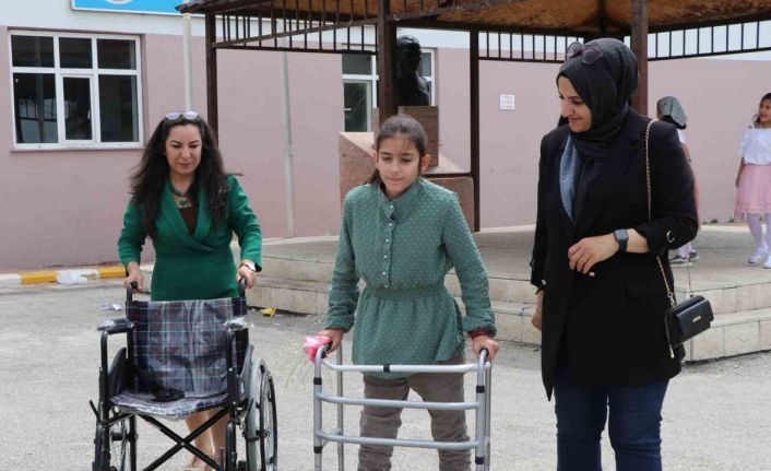 Bir yıl boyunca topladığı atık plastiklerle, mezun ettiği öğrencisine tekerlekli sandalye aldı