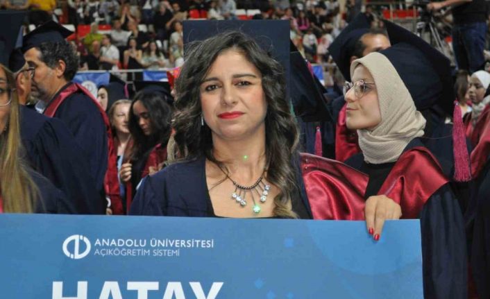 Birçok yakınını depremde kaybeden Hataylı öğrenci, buruk bir mezuniyet sevinci yaşadı