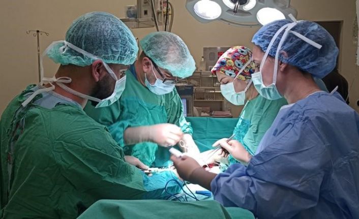 Bitlis’te 15 haftalık gebe hastaya ‘Torsiyone Over Kisti’ ameliyatı
