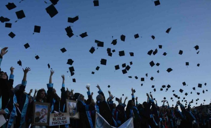 Bitlis’te 2 bin 260 öğrenci üniversiteden mezun oldu