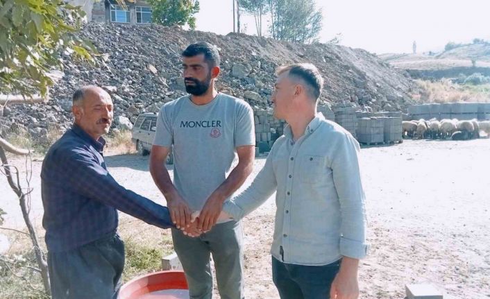 Bitlis’te kurban pazarında fiyatlar yüksek, satışlar düşük