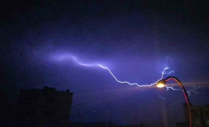 Bitlis’te şimşekler geceyi gündüze çevirdi