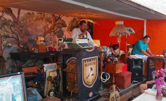 Bodrum Kaymakamı eski daktiloları mezatta satıp, gelirini engelli öğrencilere bağışladı