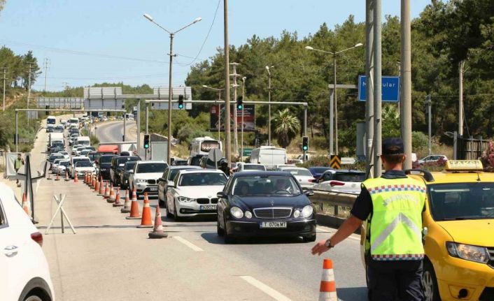 Bodrum’a 4 günde 100 binden fazla araç girdi, güvenlik en üst seviyeye çıkarıldı