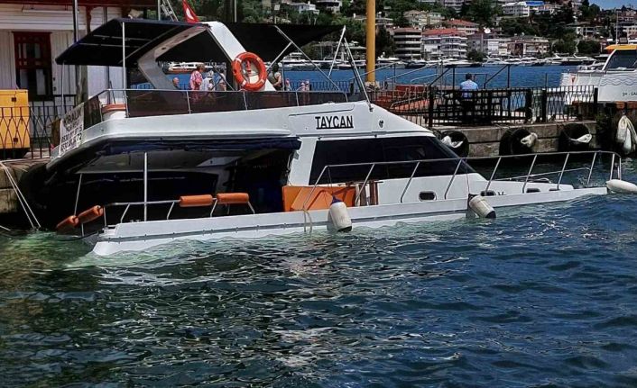 Boğaz gezisinde su alan yat, Bebek iskelesine yanaştı