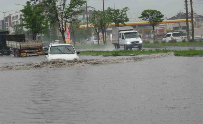 Bolu’da bazı cadde ve sokaklar göle döndü