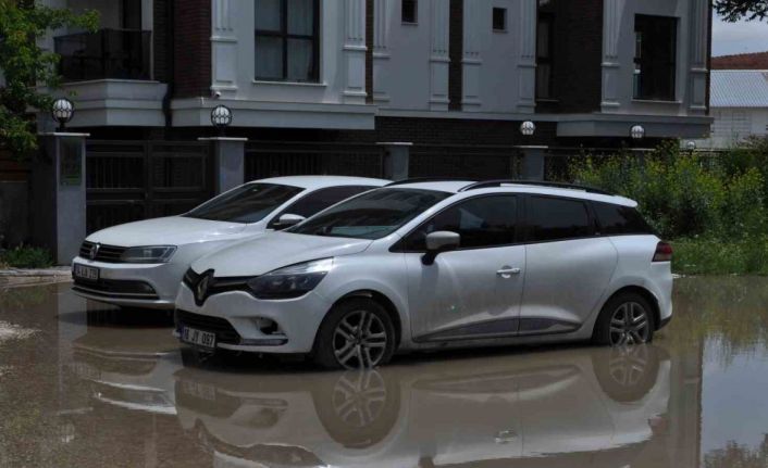 Boş araziye park edilen araçlar yağmur sonrası oluşan su birikintisinin ortasında kaldı