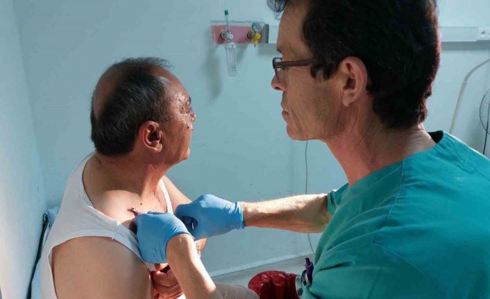 Boynuna tutunan kene hastanede çıkartıldı