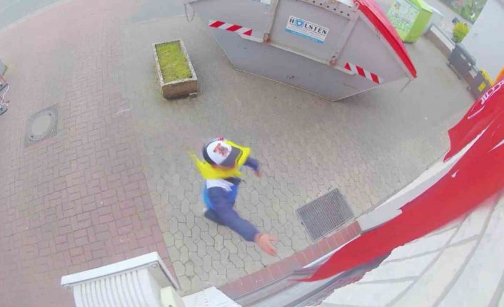 Bremen’de terör örgütü yandaşından camideki Türk bayrağına saldırı