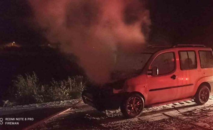 Burdur’da seyir halinde yanan otomobil kullanılamaz hale geldi