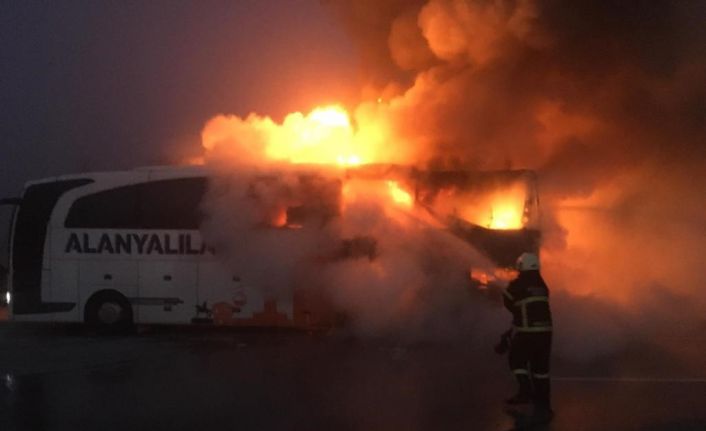 Burdur’da seyir halindeki yolcu otobüsü tamamen yandı
