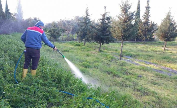Burhaniye’de Mezarlıklar bayrama hazırlanıyor